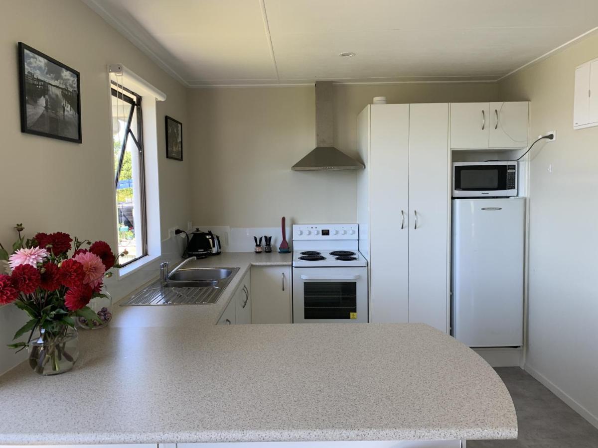 Peaceful Riverfront Cottage In Small Northland Town Te Kopuru Luaran gambar